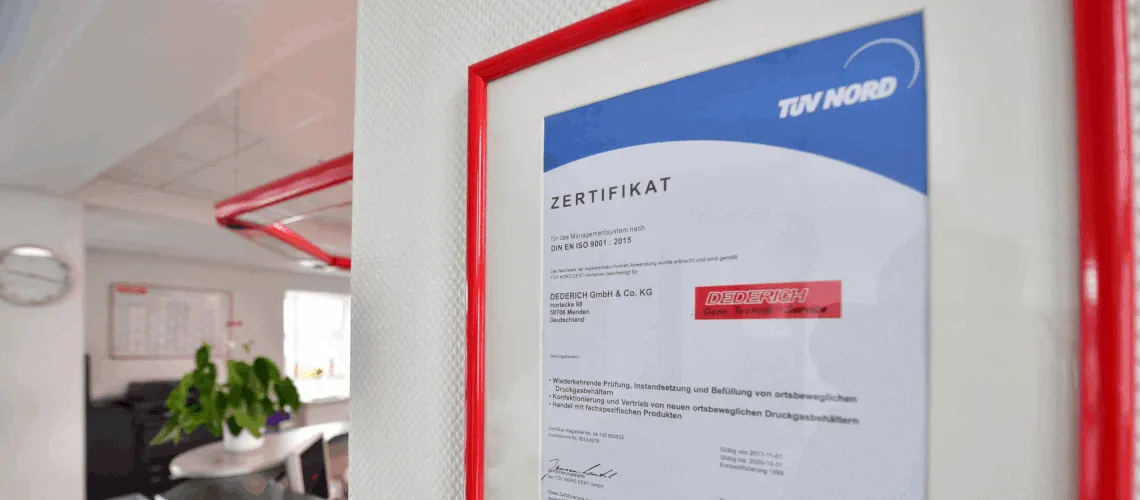 Gerahmtes ISO-9001-Zertifikat von TÜV NORD