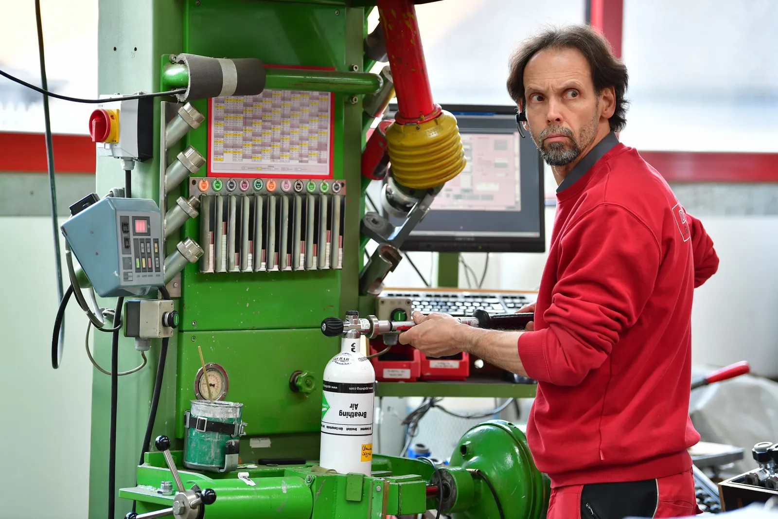 Mitarbeiter bei der Arbeit an einer Atemluftflasche